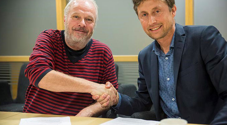 Lars Avermalm, till vänster, skakar hand med Mats Fryxell då nytt samarbetsår nu inleds!